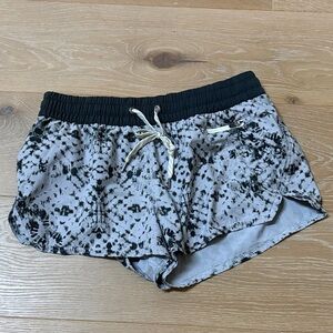 Vuori Medium Women's Black and Gray Patterned Athletic Shorts.